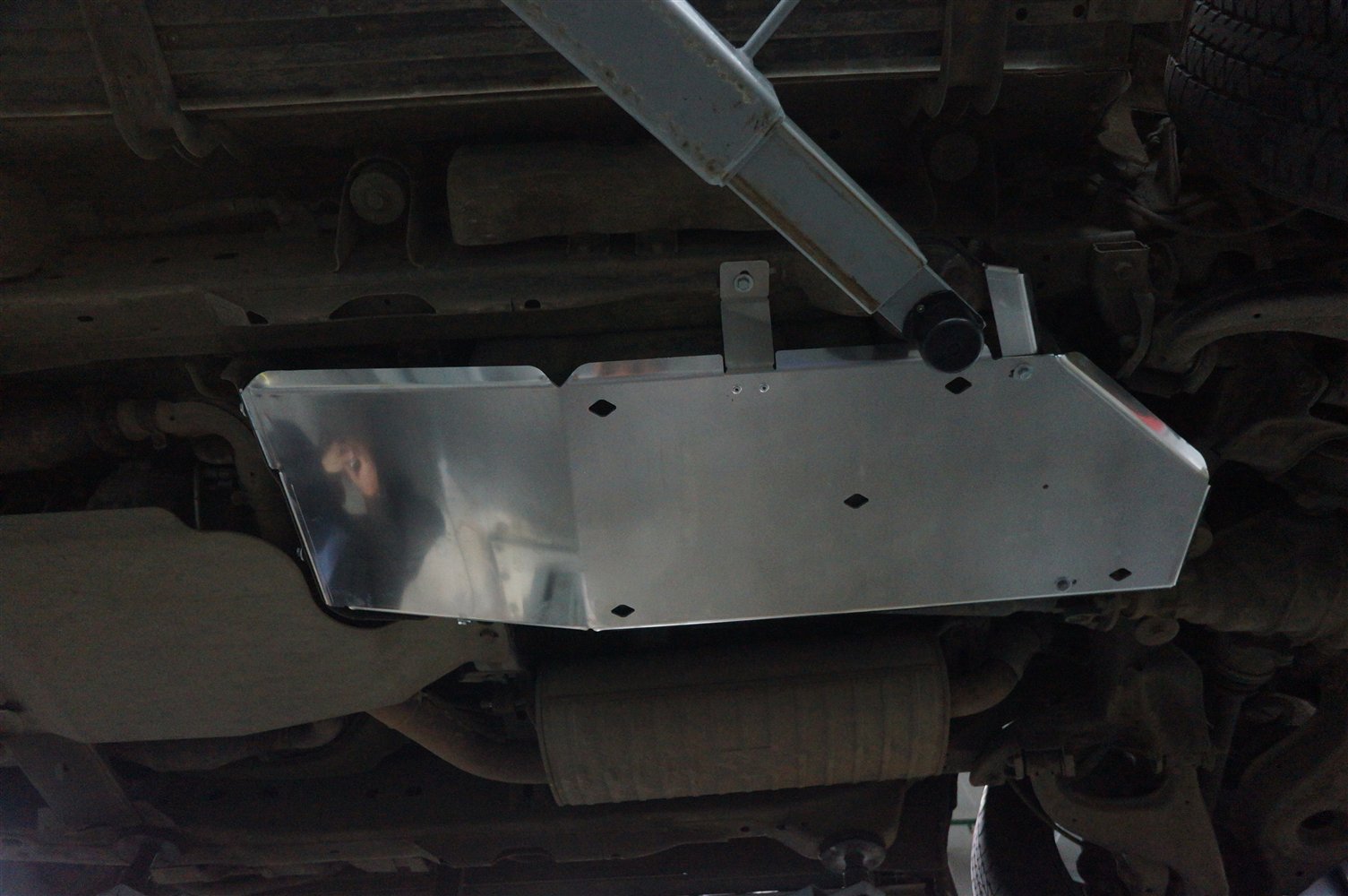 15.24ABC Защита бензобака Infiniti (Инфинити) QX80 (QX56 (2010-)) (Алюминий 4 мм)