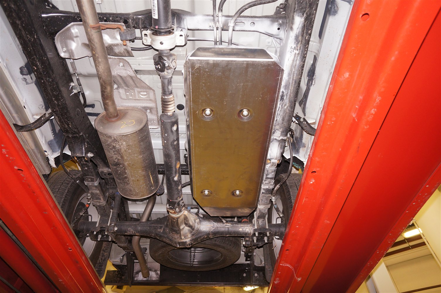 24.17ABC Защита топливного бака Toyota Hilux V-2,5TD; 3,0TD, КПП-все (2012-08.2015) (Алюминий 4 мм)