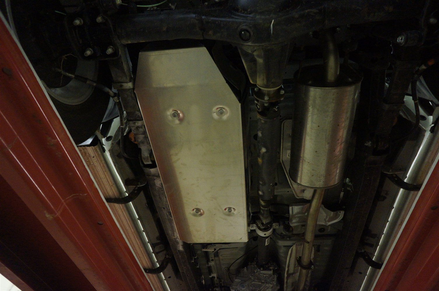 24.17ABC Защита топливного бака Toyota Hilux V-2,5TD; 3,0TD, КПП-все (2012-08.2015) (Алюминий 4 мм)